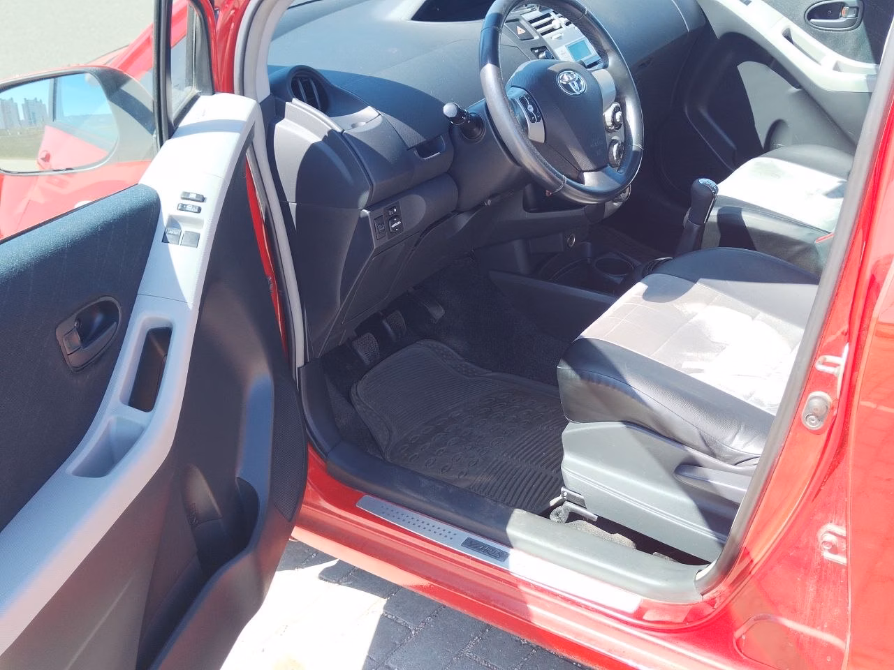 Toyota Yaris фото 9