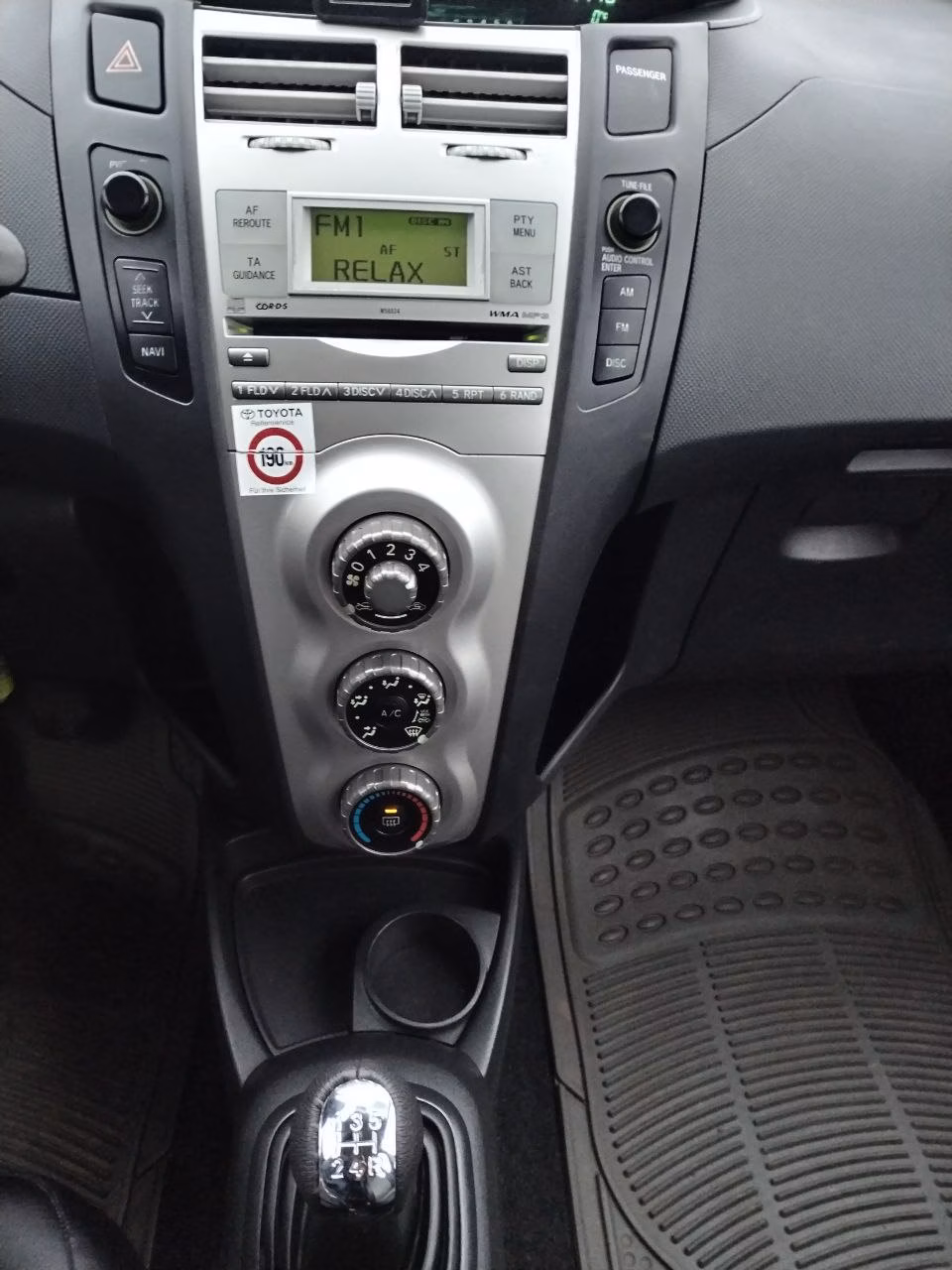 Toyota Yaris фото 12