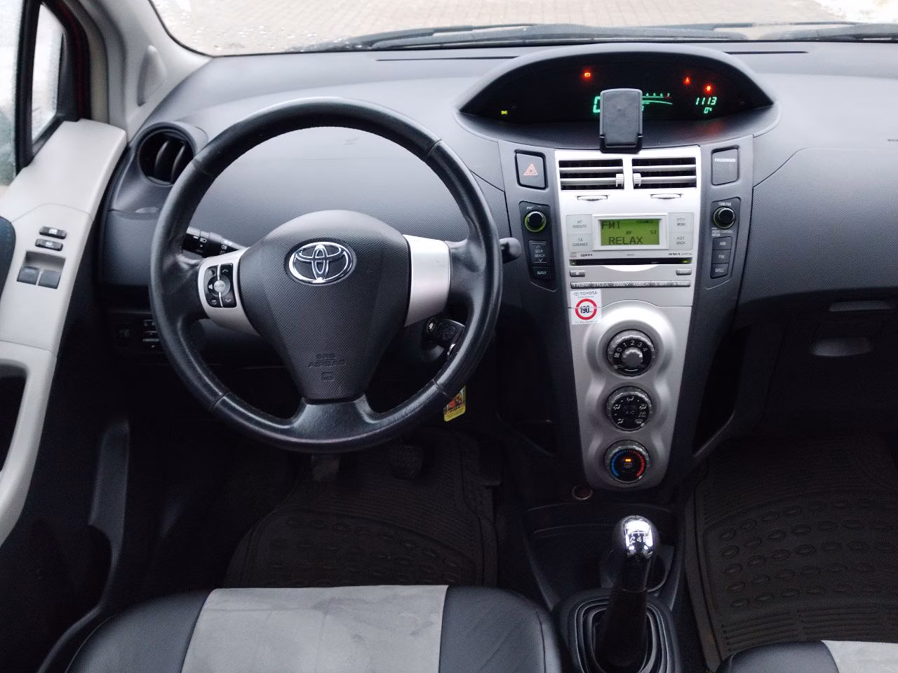 Toyota Yaris фото 14