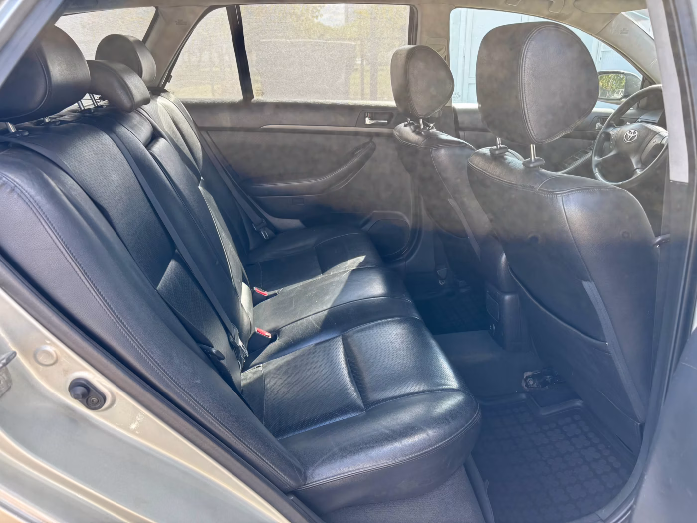 Toyota Avensis фото 18