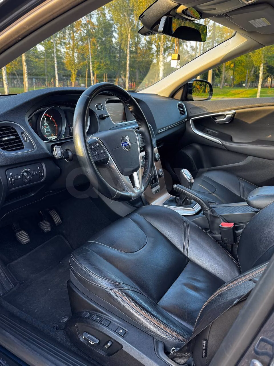 Volvo V40 Cross Country фото 8