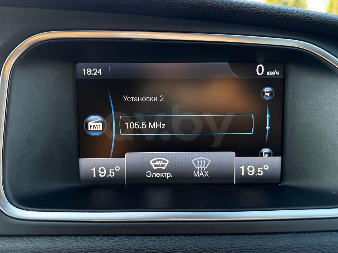 Volvo V40 Cross Country фото 16