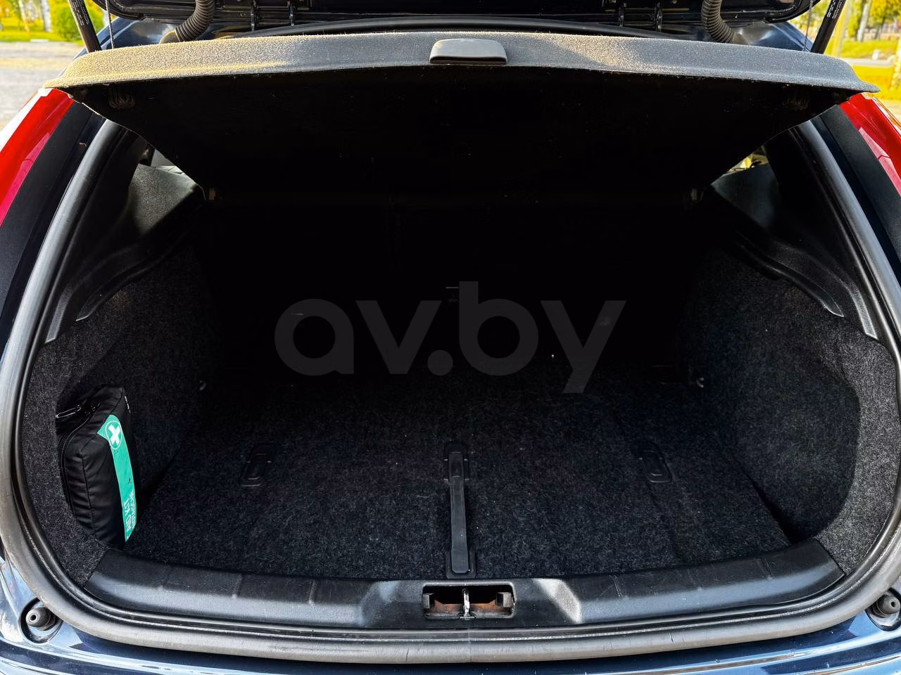 Volvo V40 Cross Country фото 18