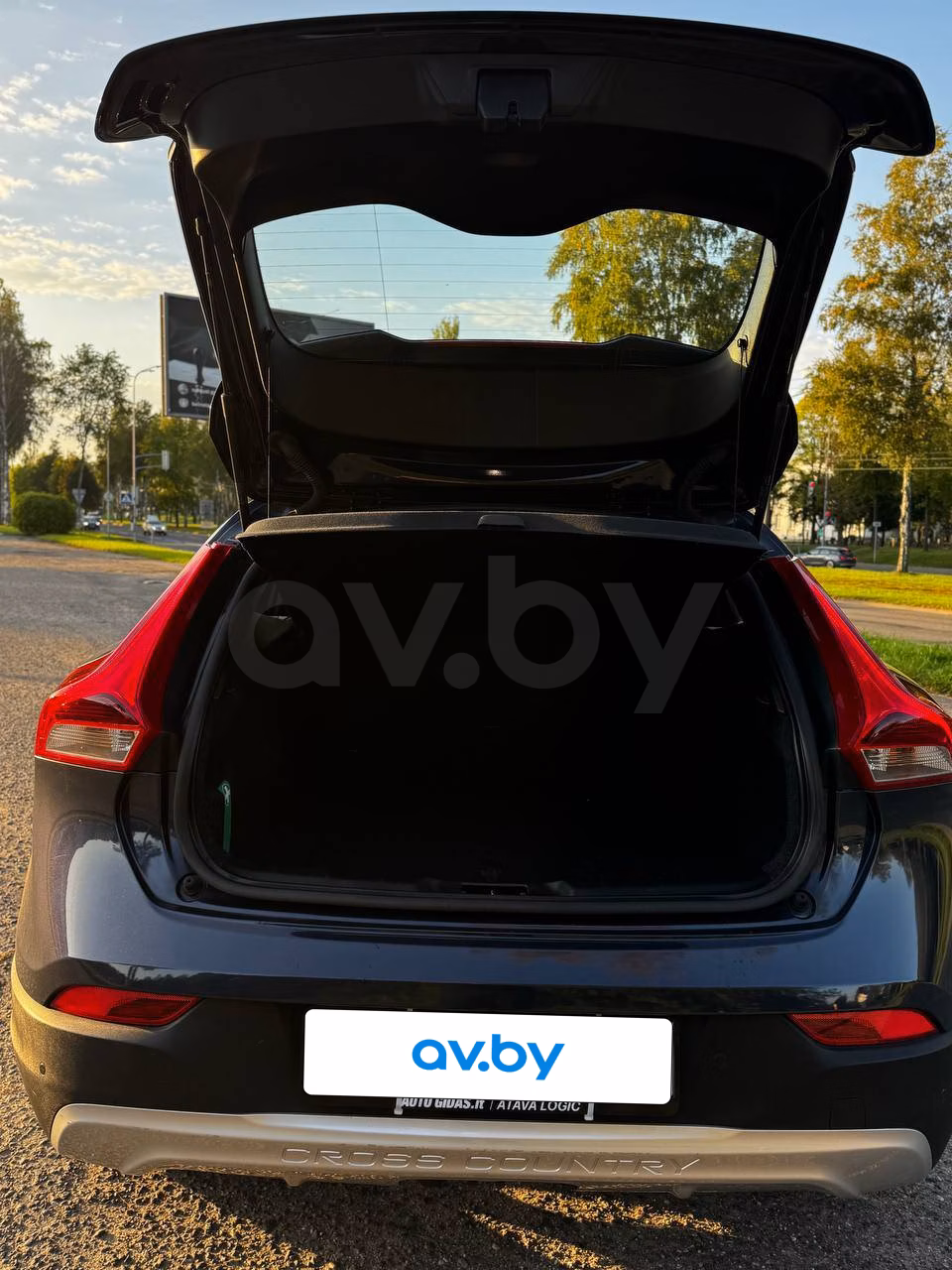 Volvo V40 Cross Country фото 17