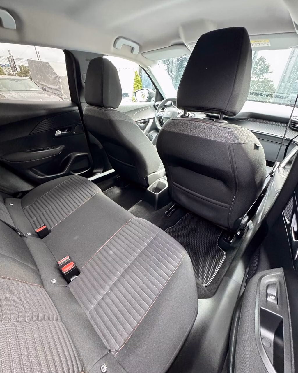 Peugeot 2008 фото 11