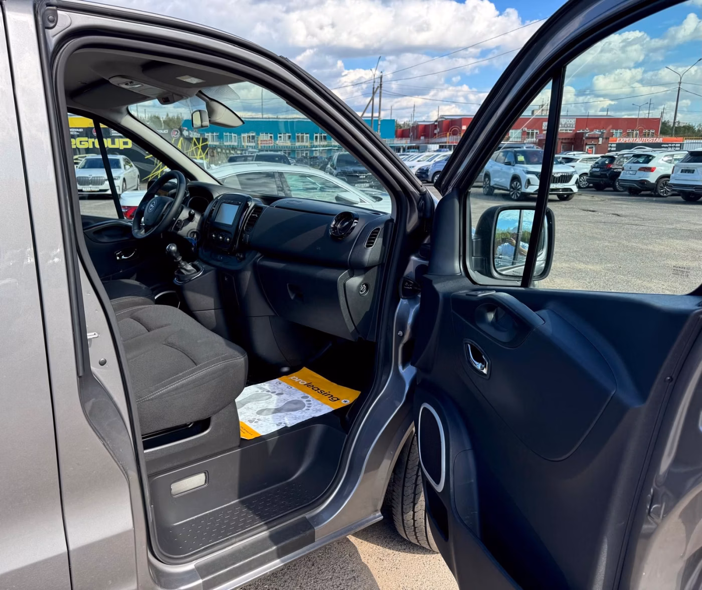 Opel Vivaro фото 10