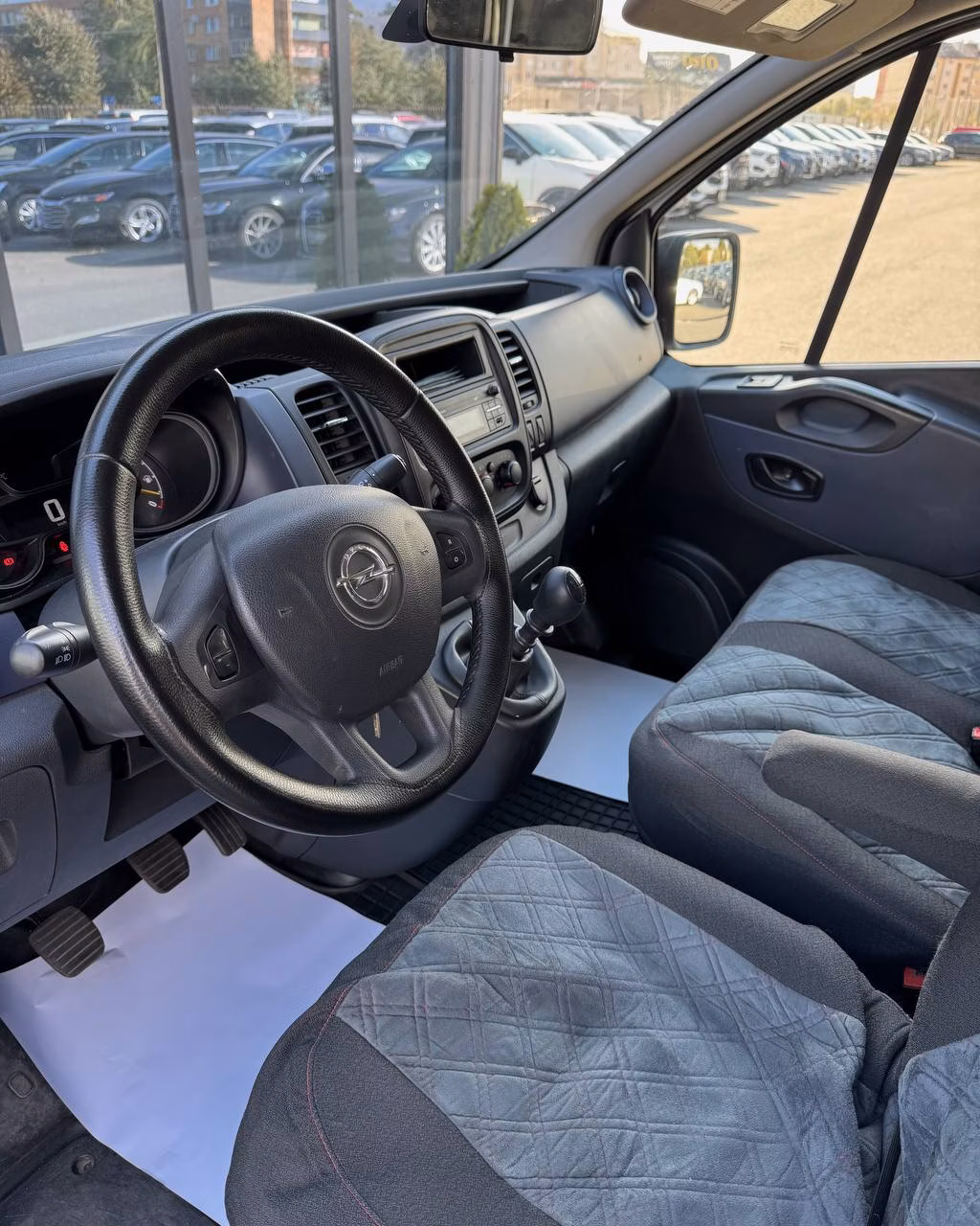 Opel Vivaro фото 10