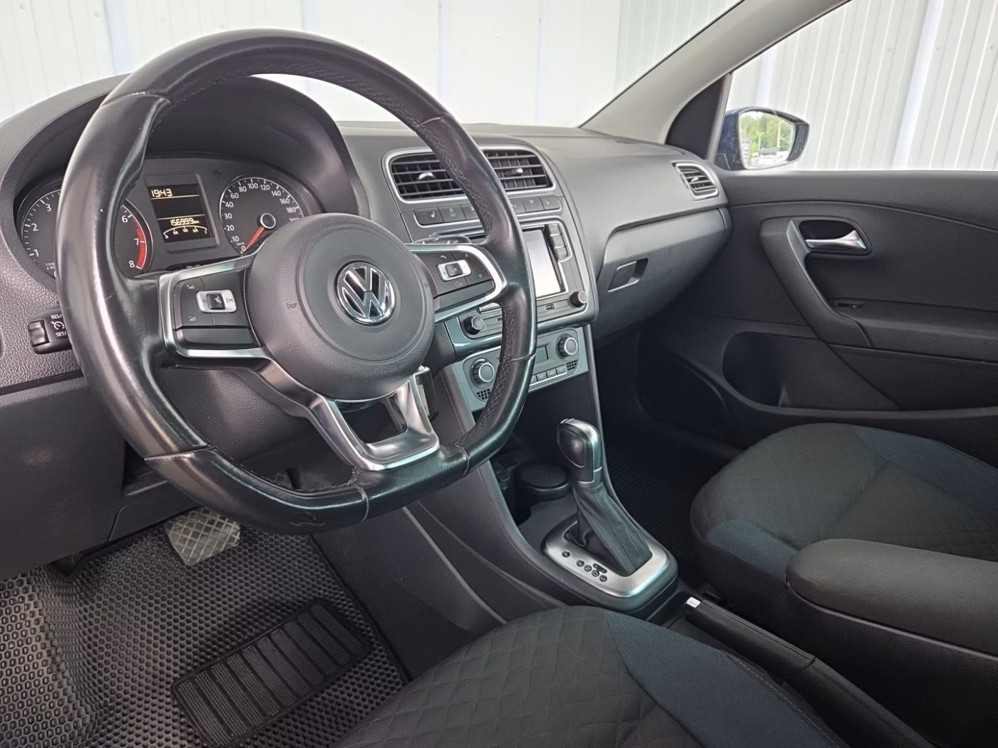 Volkswagen Polo Sedan фото 11