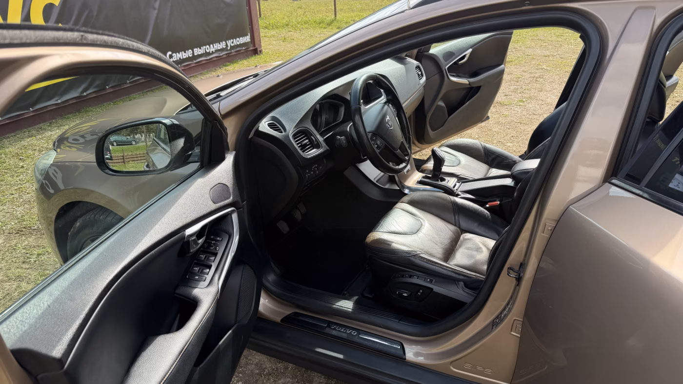 Volvo V40 Cross Country фото 10