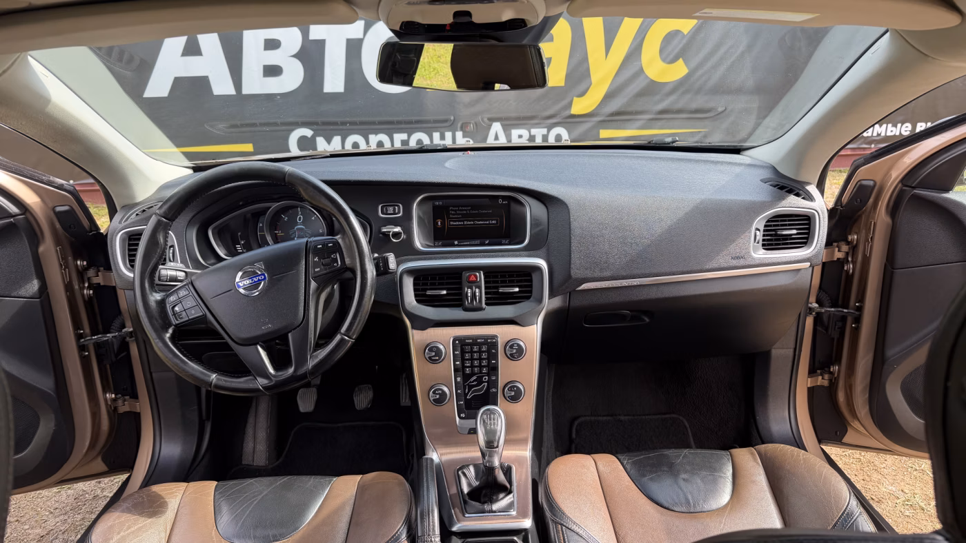 Volvo V40 Cross Country фото 8