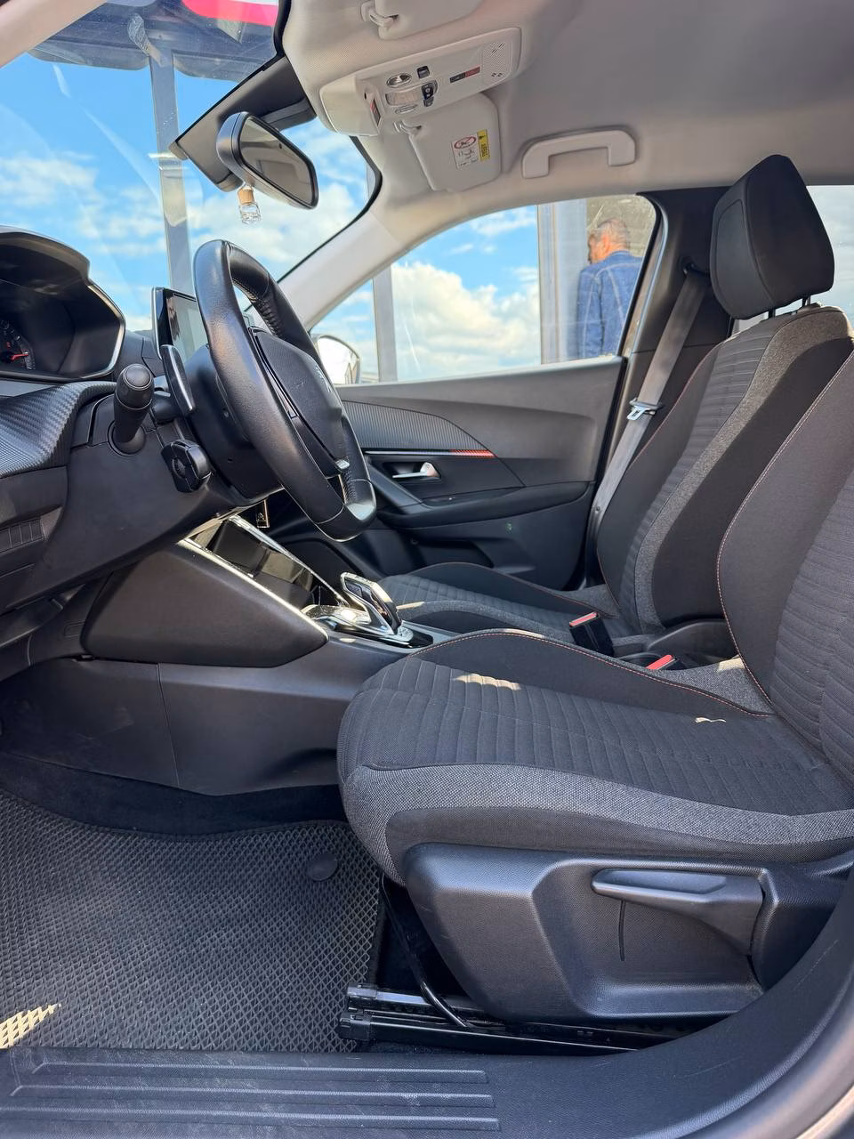 Peugeot 2008 фото 12