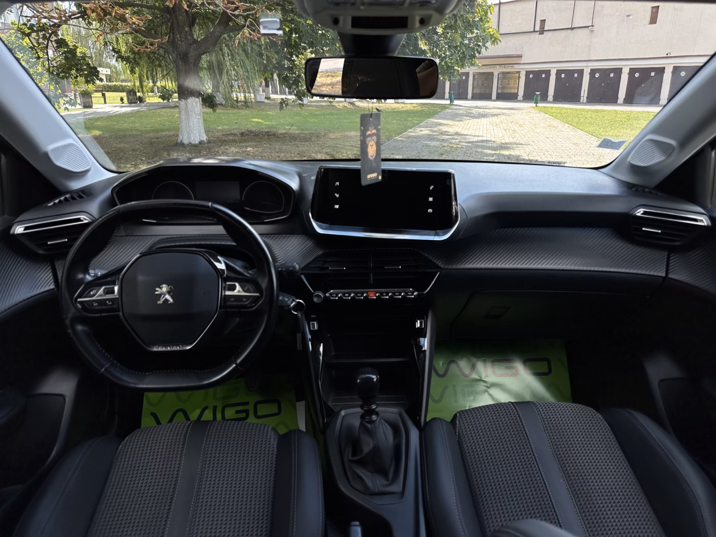 Peugeot 208 фото 9