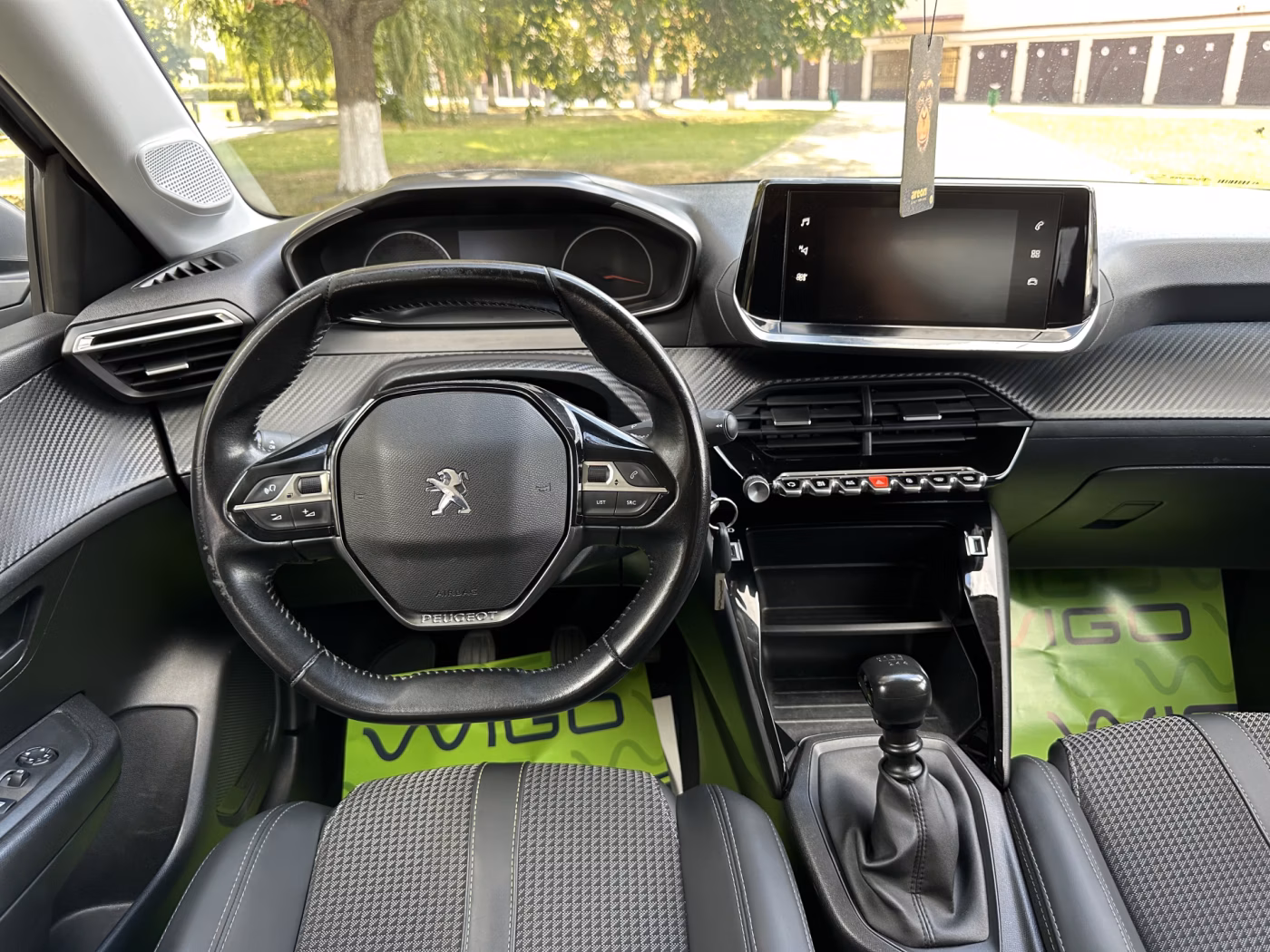 Peugeot 208 фото 10