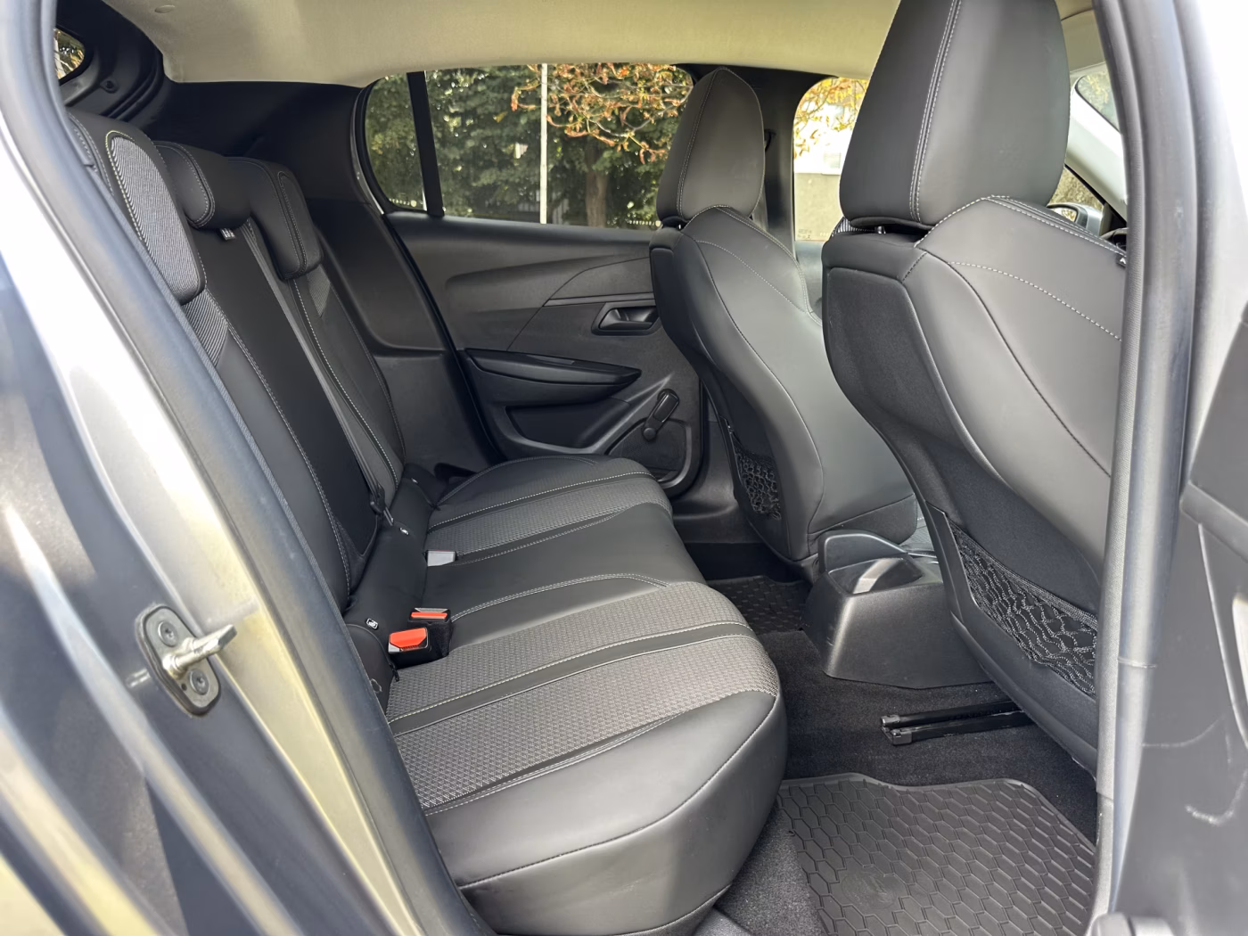 Peugeot 208 фото 12