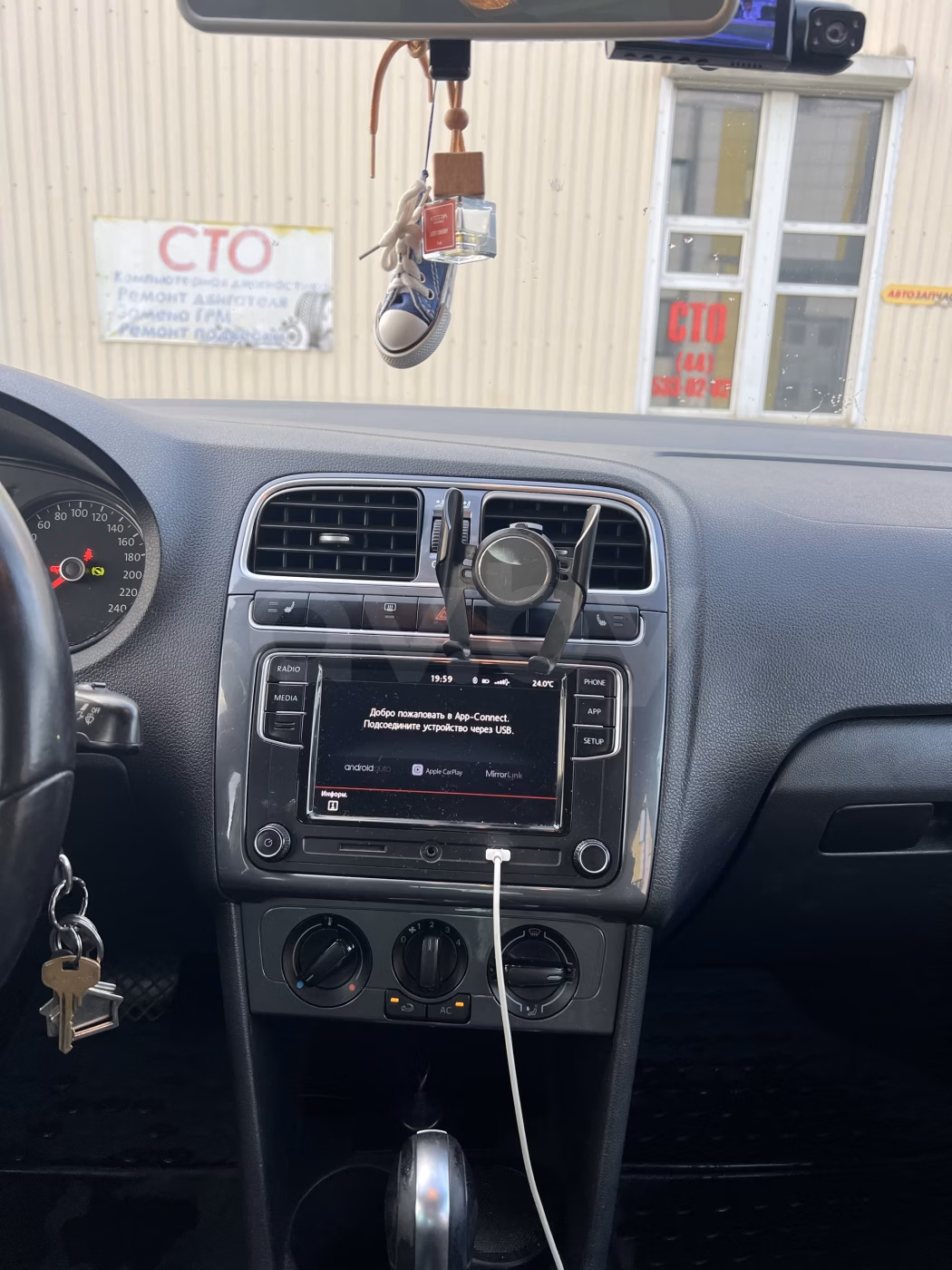 Volkswagen Polo Sedan фото 9