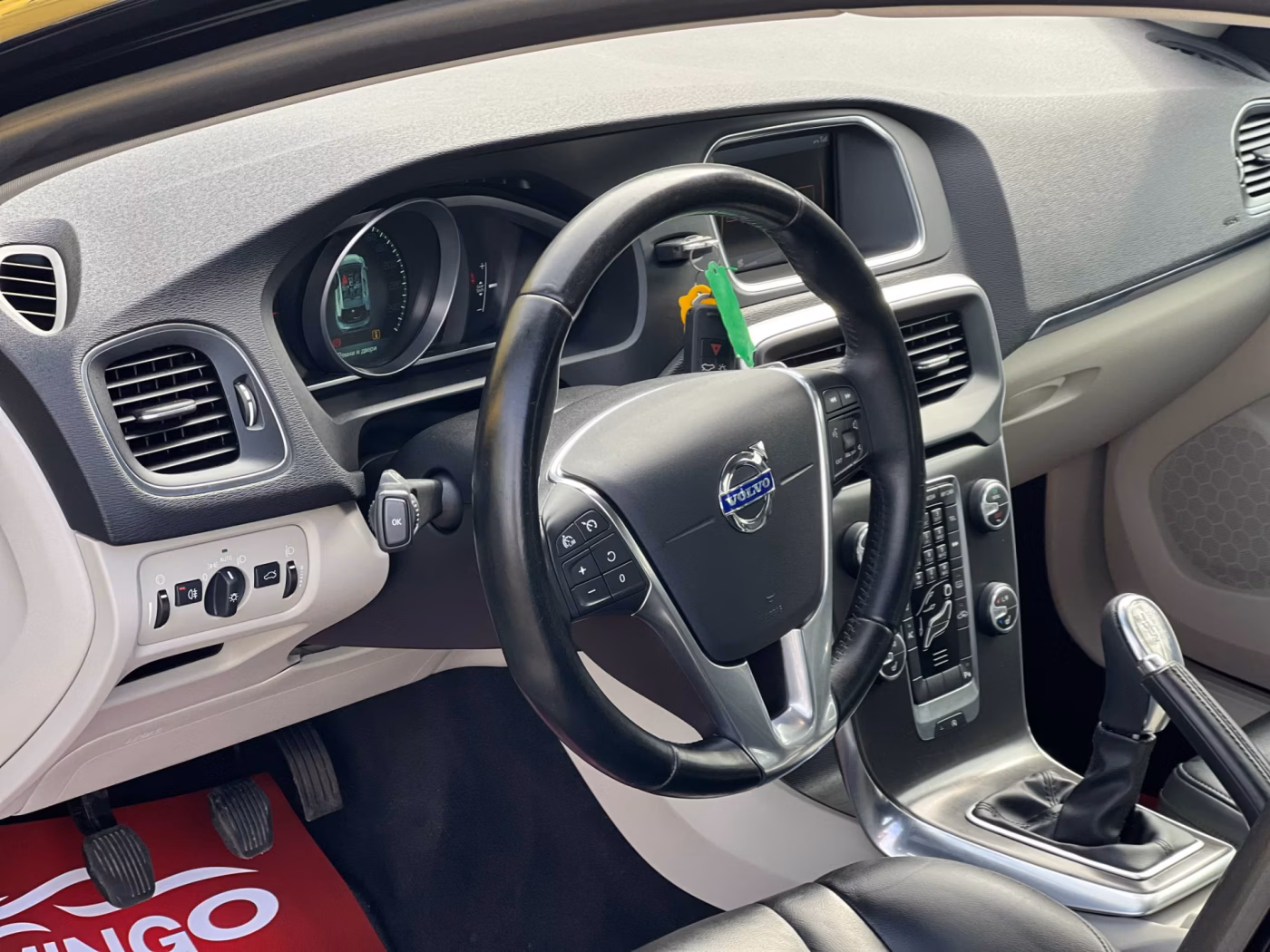 Volvo V40 фото 11