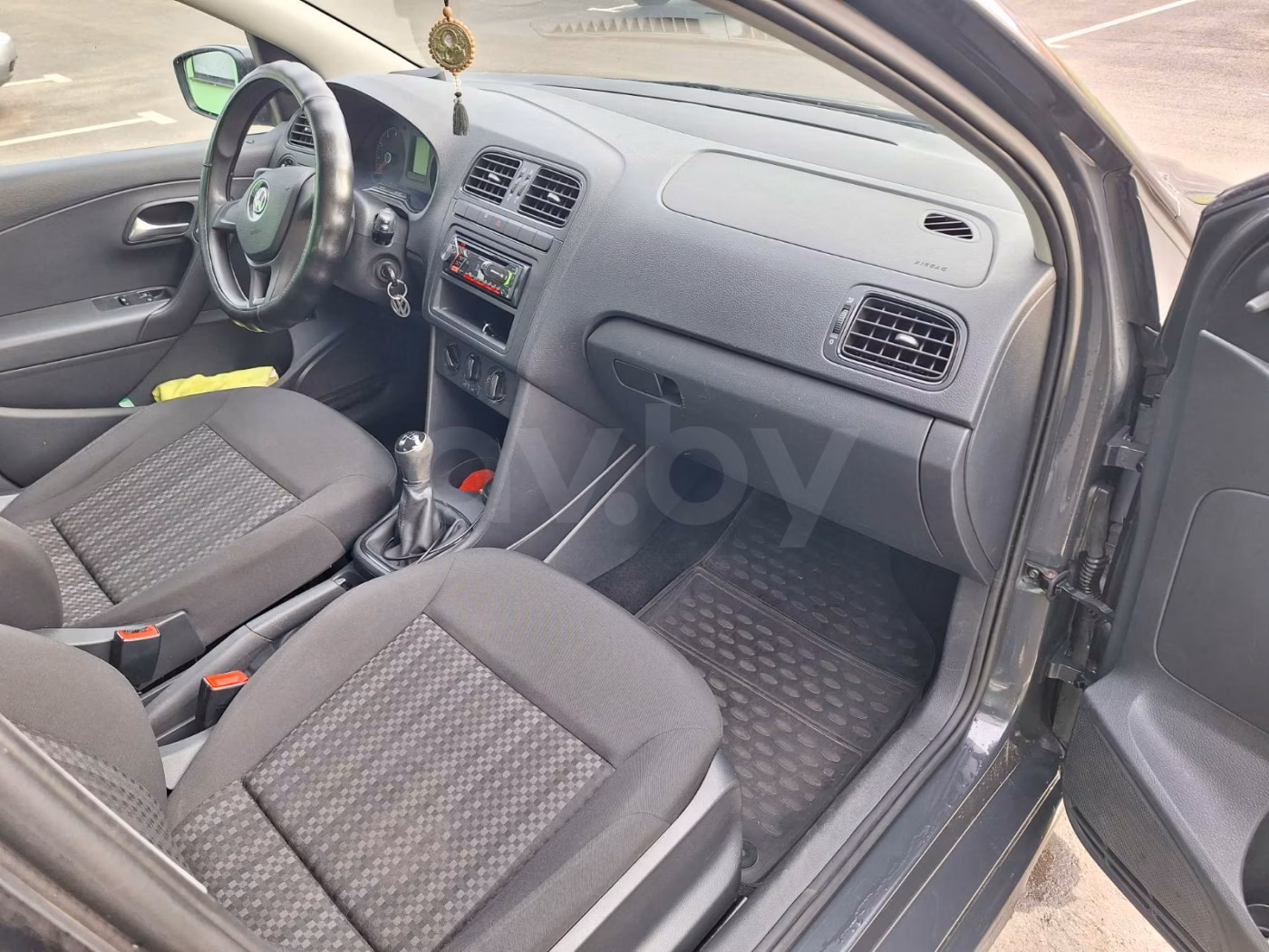 Volkswagen Polo Sedan фото 6