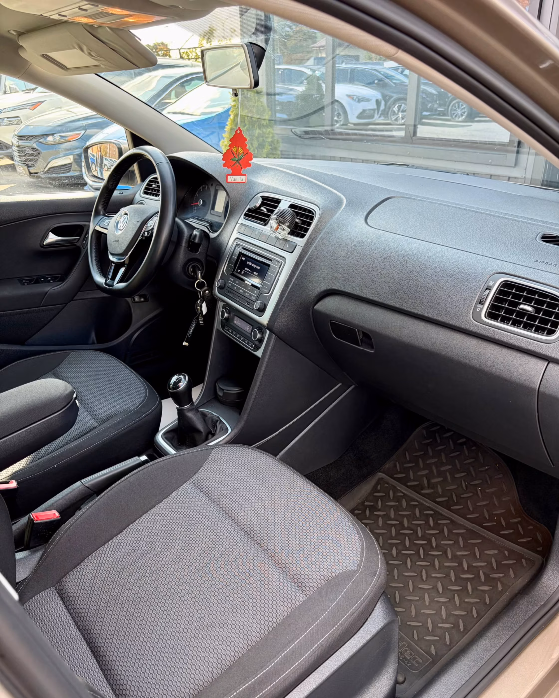 Volkswagen Polo Sedan фото 12