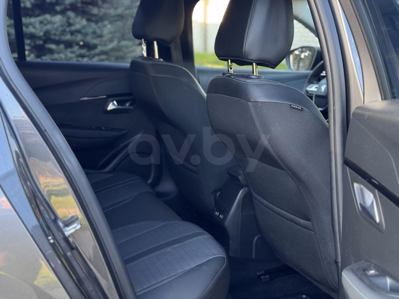 Peugeot 208 фото 12