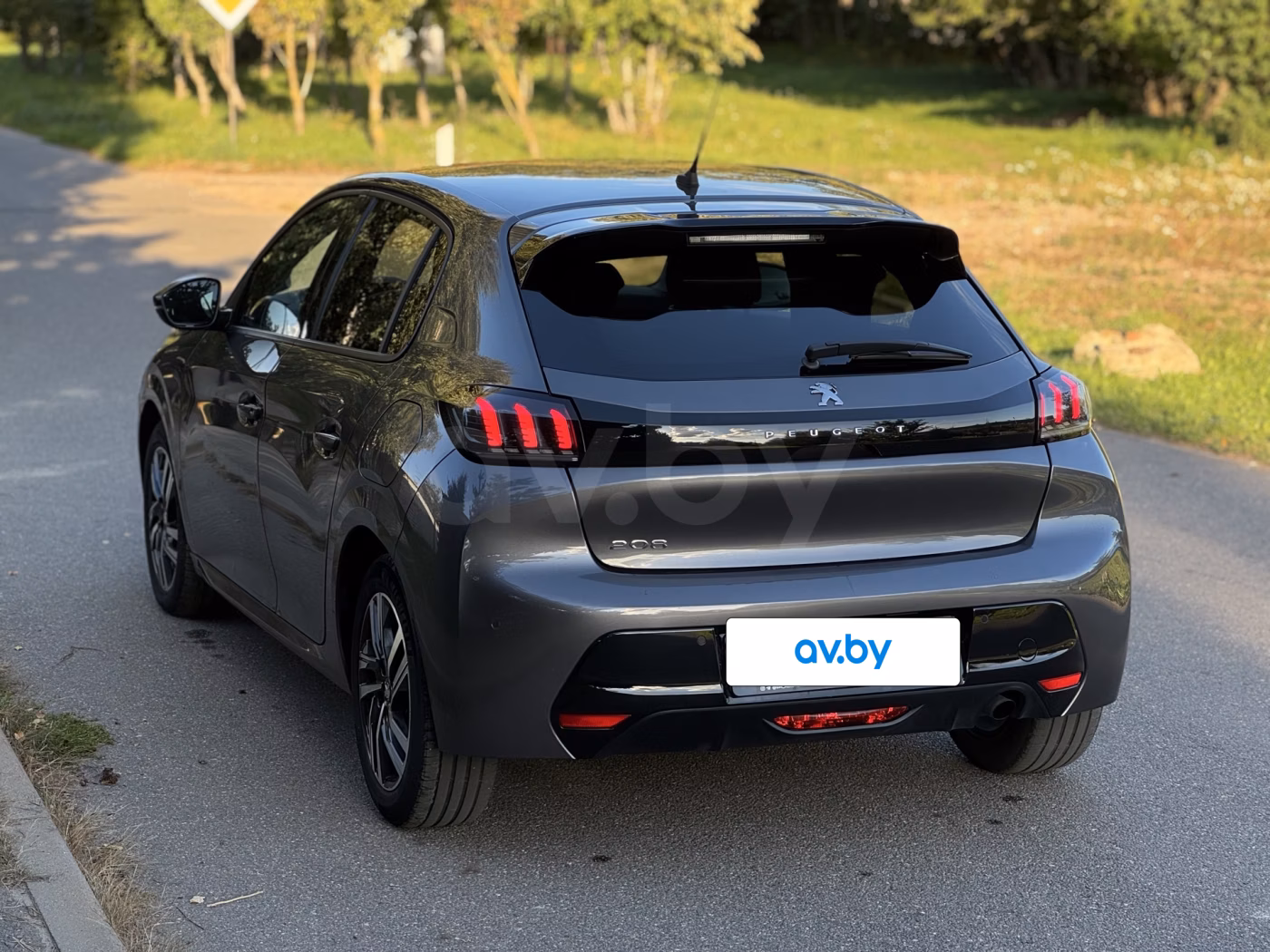 Peugeot 208 фото 2