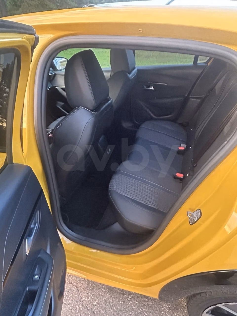 Peugeot 208 фото 9