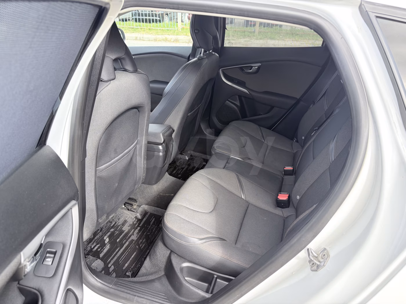 Volvo V40 Cross Country фото 11