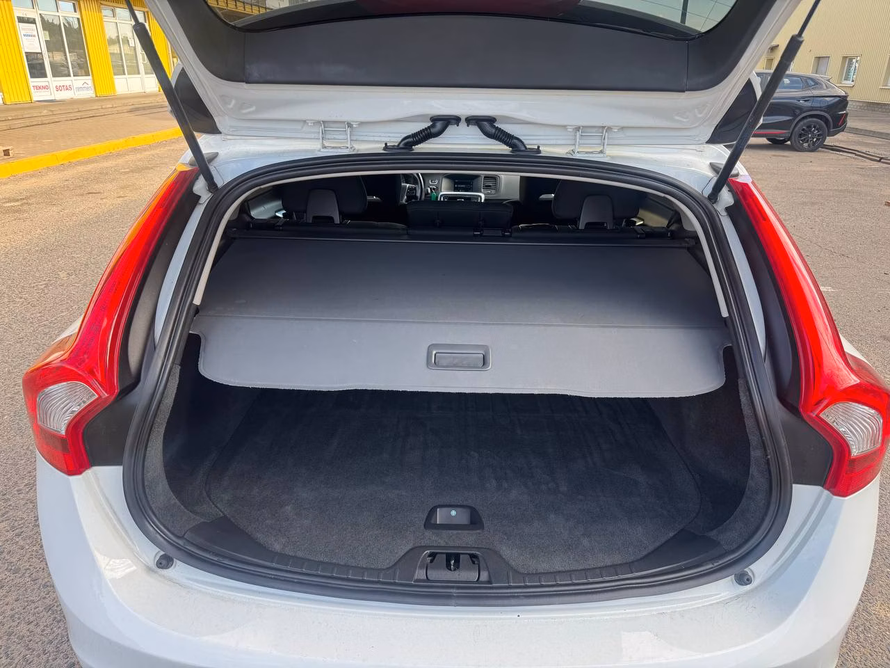 Volvo V60 фото 9