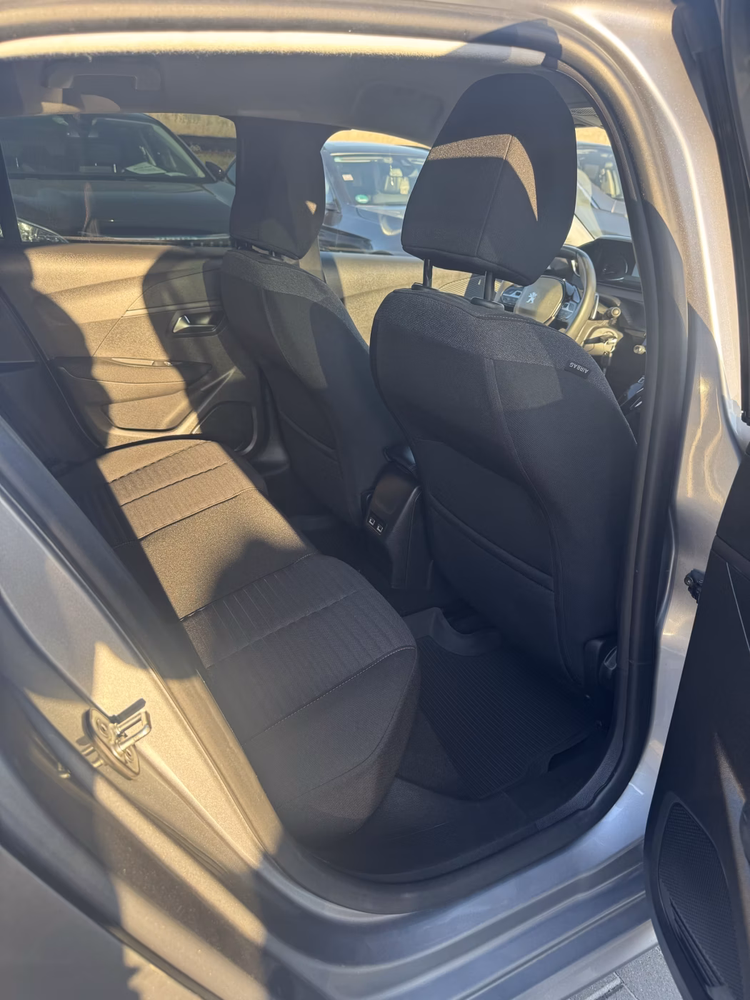 Peugeot 208 фото 10