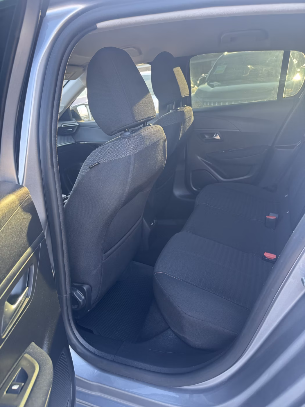 Peugeot 208 фото 12