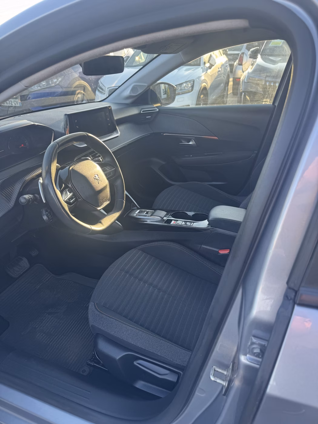 Peugeot 208 фото 13