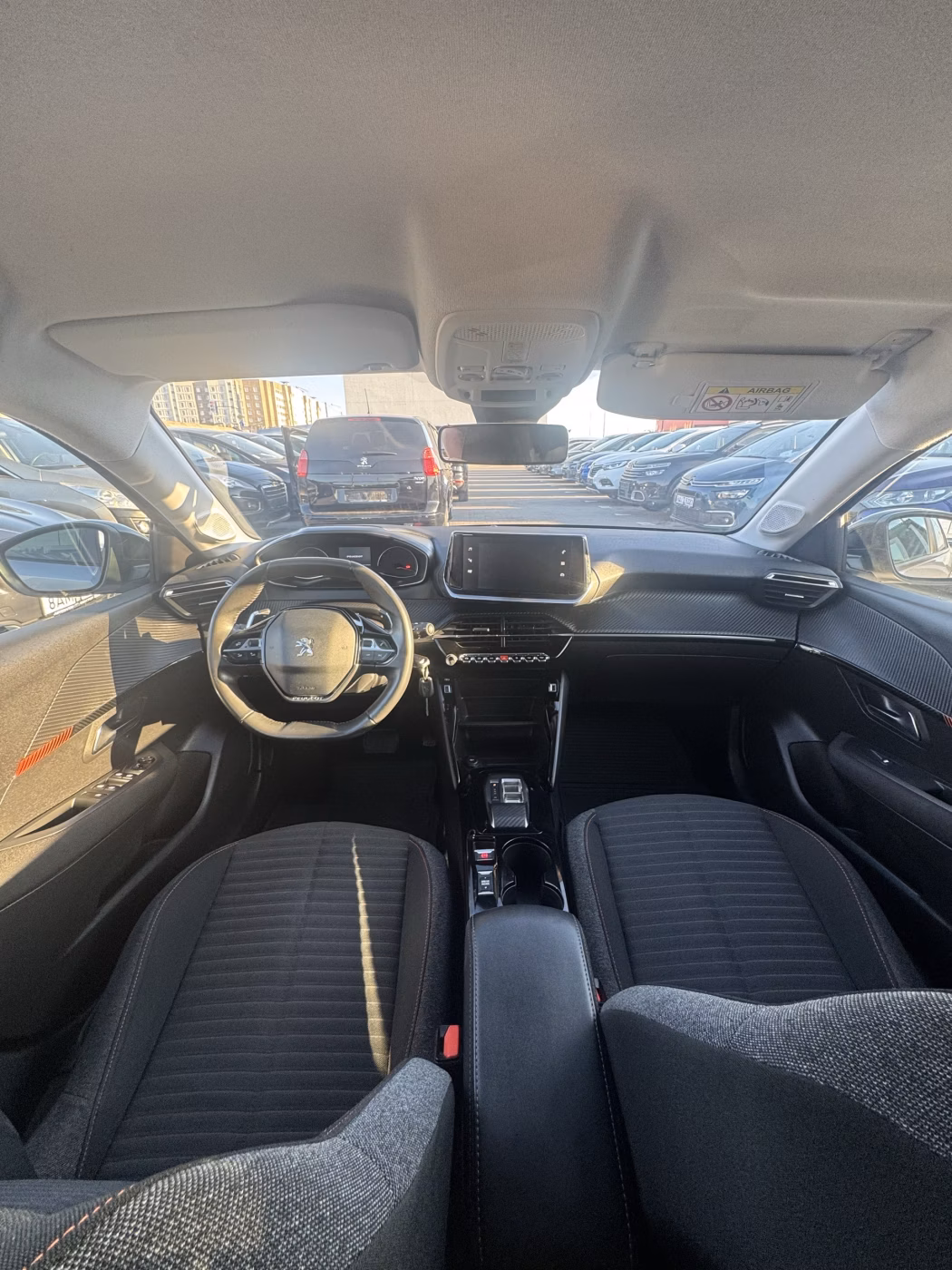 Peugeot 208 фото 14