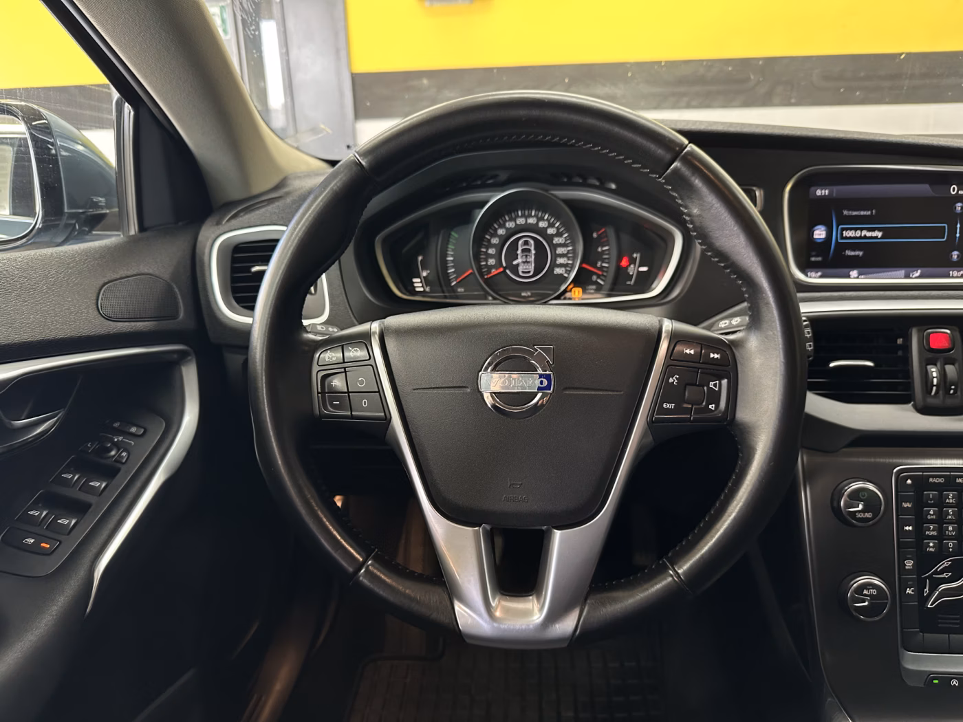Volvo V40 фото 11