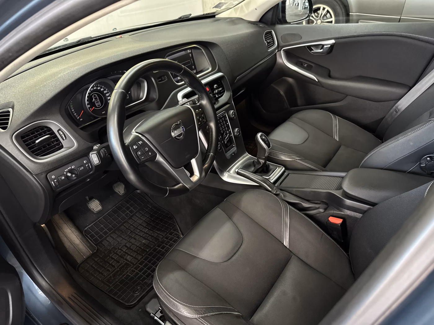 Volvo V40 фото 13