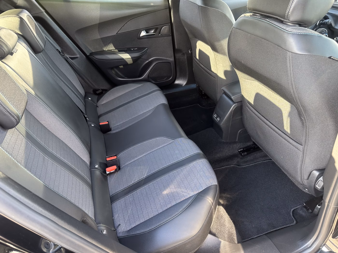 Peugeot 2008 фото 11