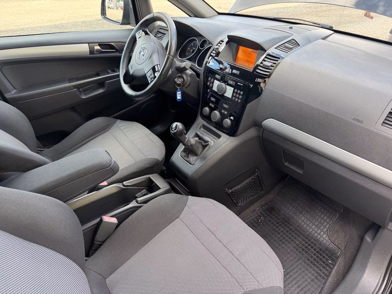 Opel Zafira фото 16