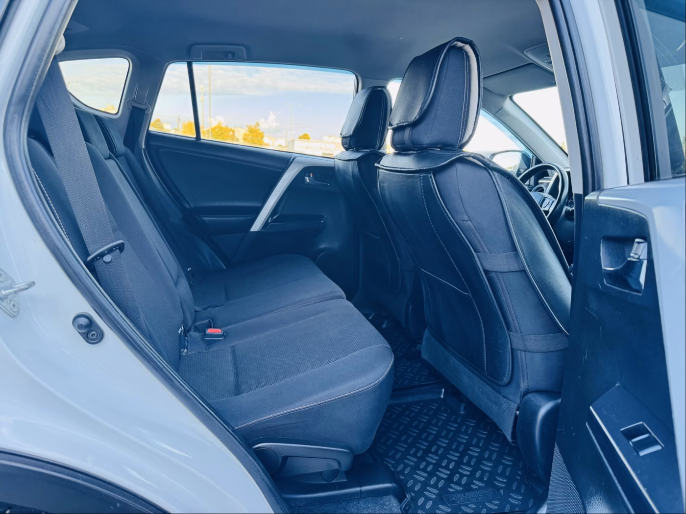 Toyota RAV4 фото 7