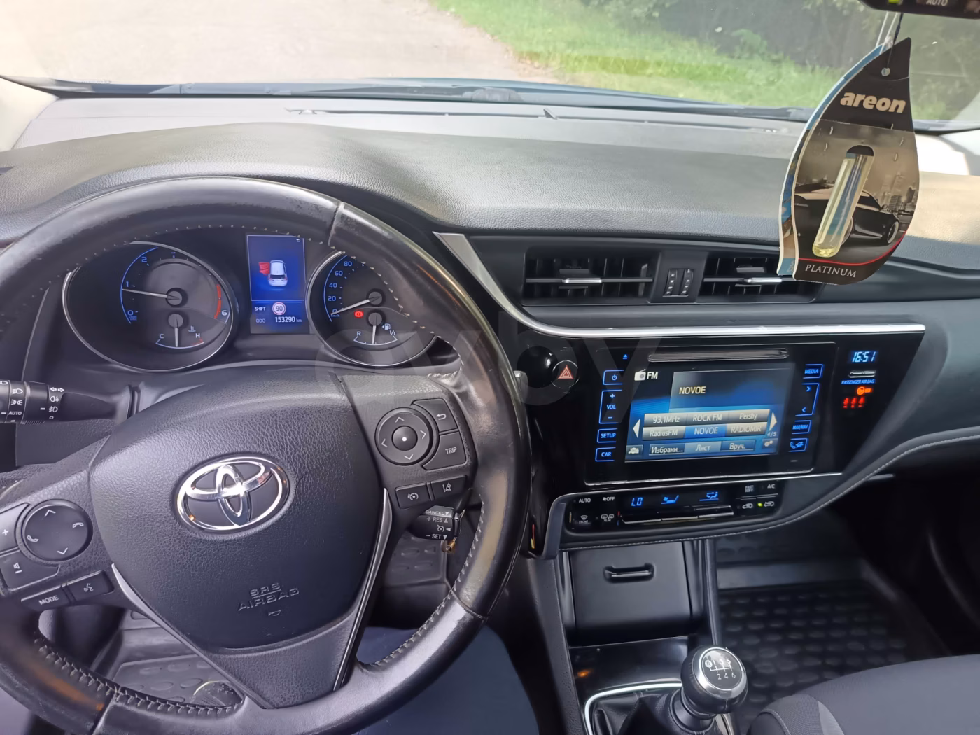 Toyota Auris фото 9