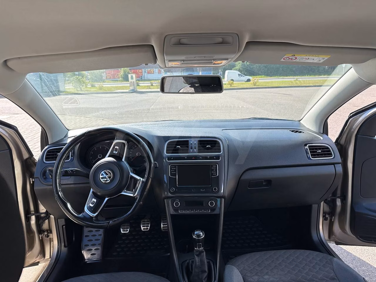 Volkswagen Polo Sedan фото 8
