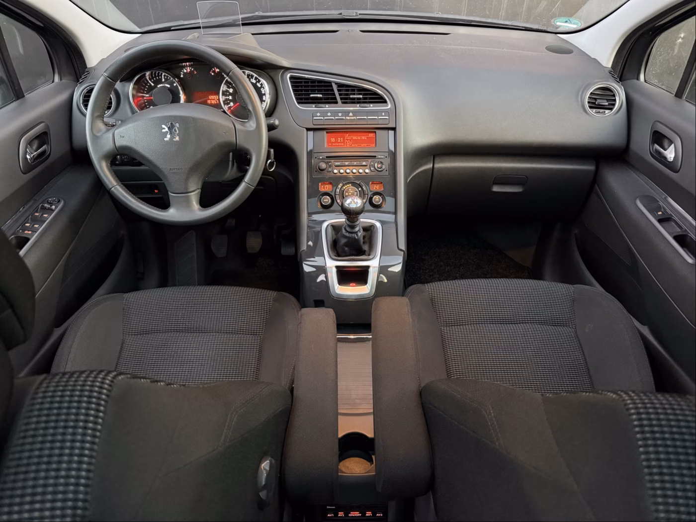 Peugeot 5008 фото 8