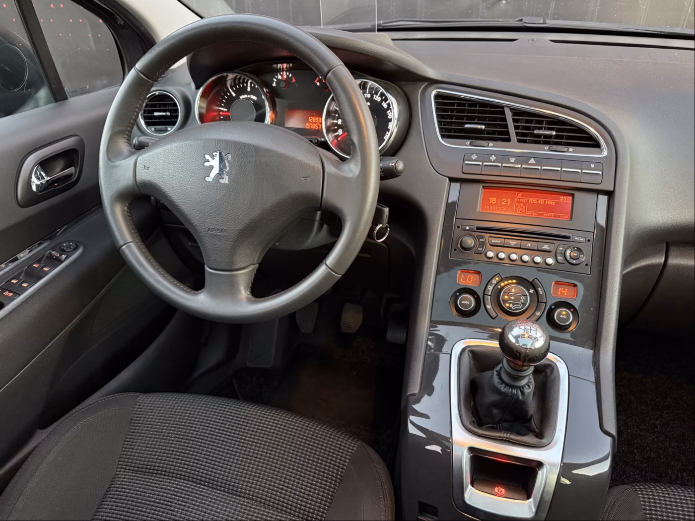 Peugeot 5008 фото 11
