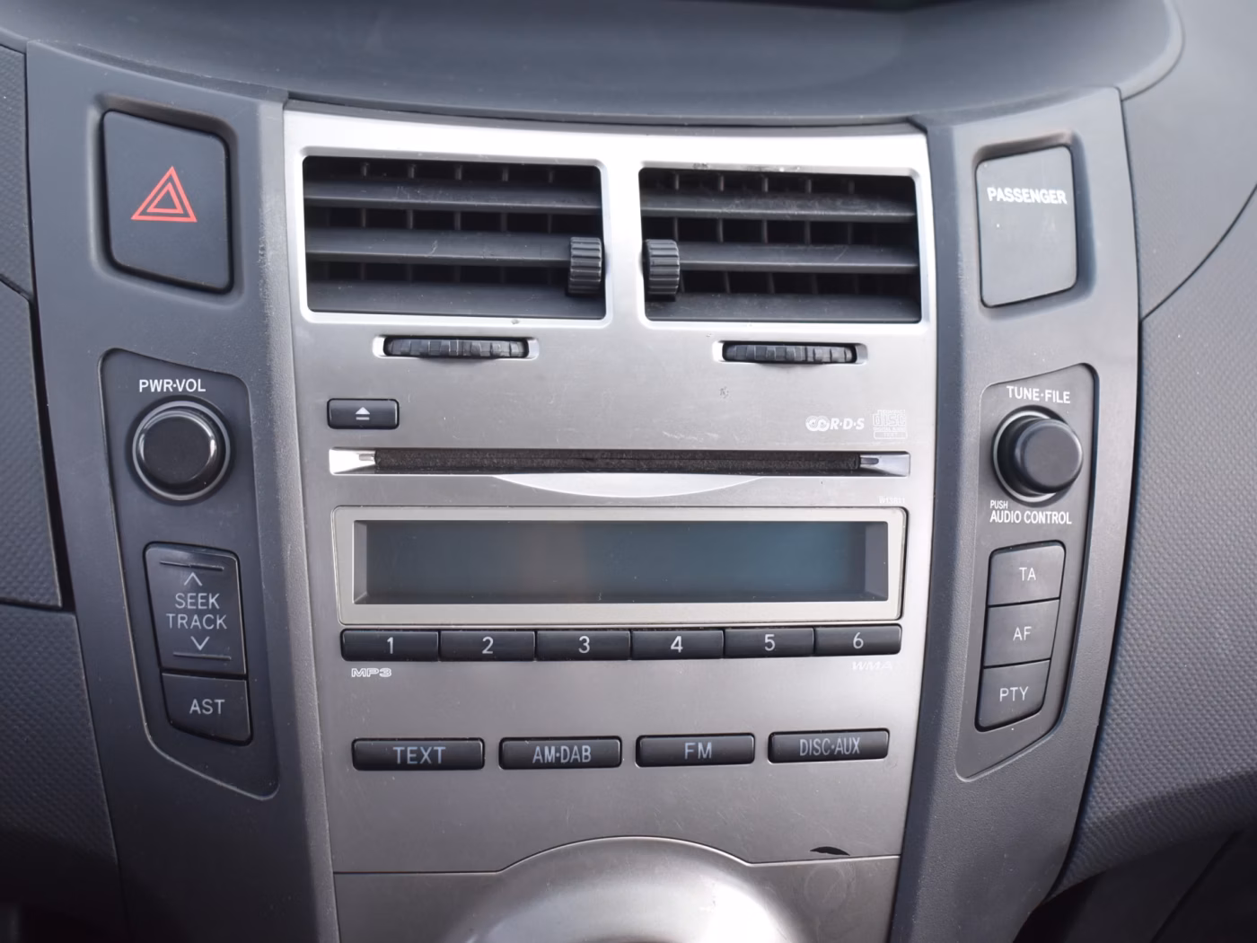 Toyota Yaris фото 16