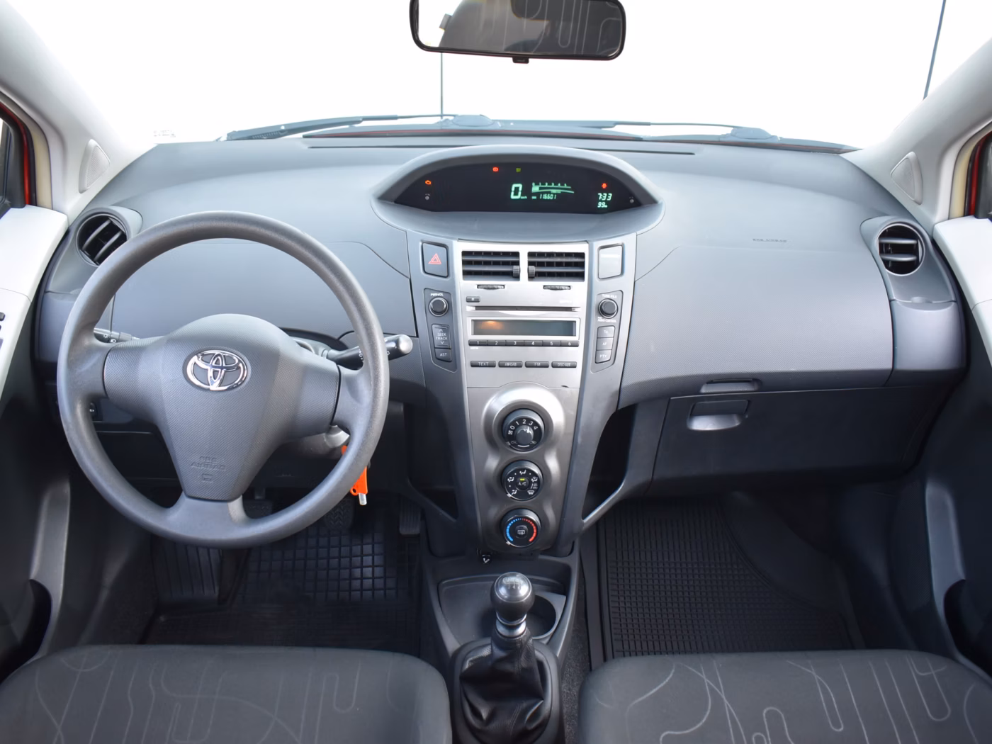 Toyota Yaris фото 13