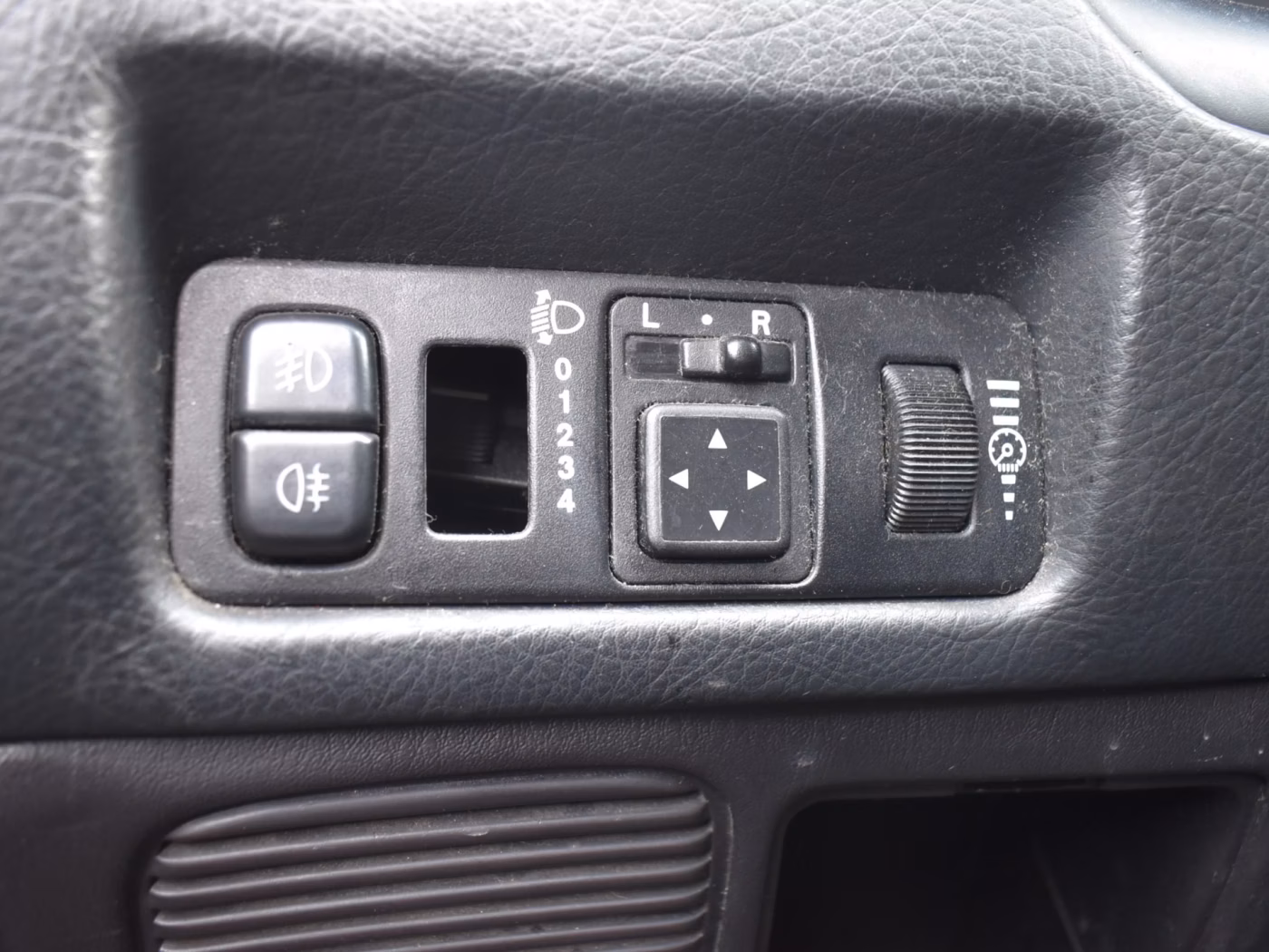 Mitsubishi Carisma фото 16