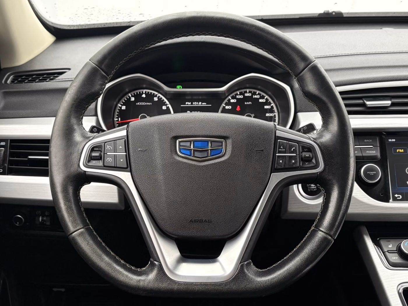 Geely Atlas фото 8