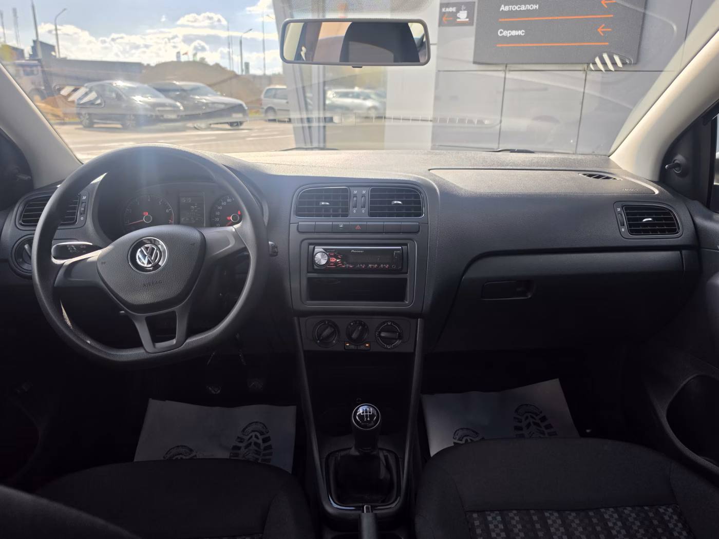 Volkswagen Polo Sedan фото 7