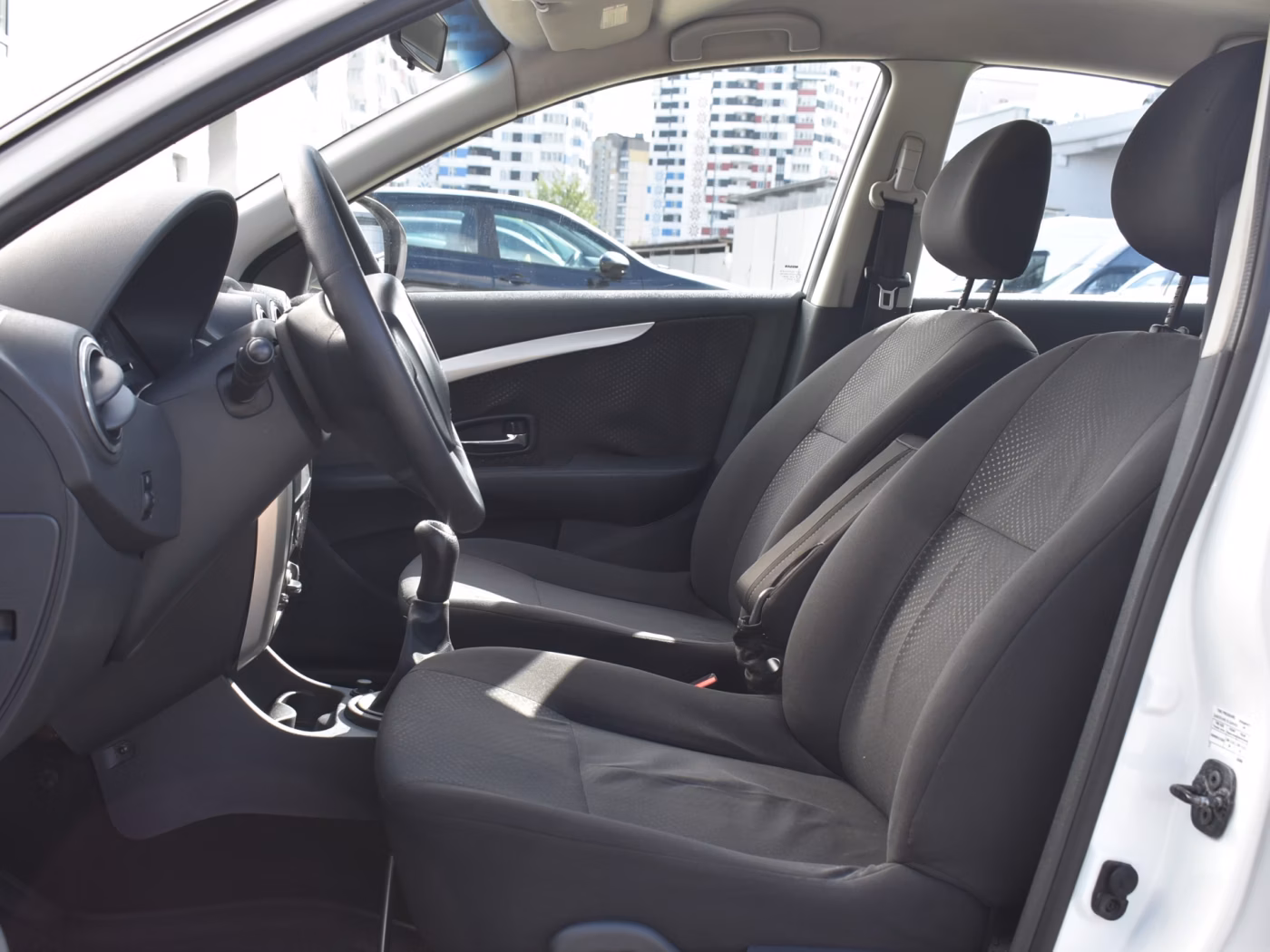 Nissan Almera фото 11