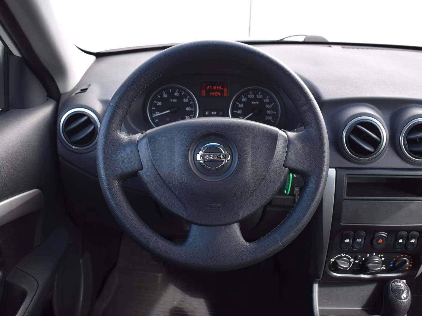 Nissan Almera фото 10