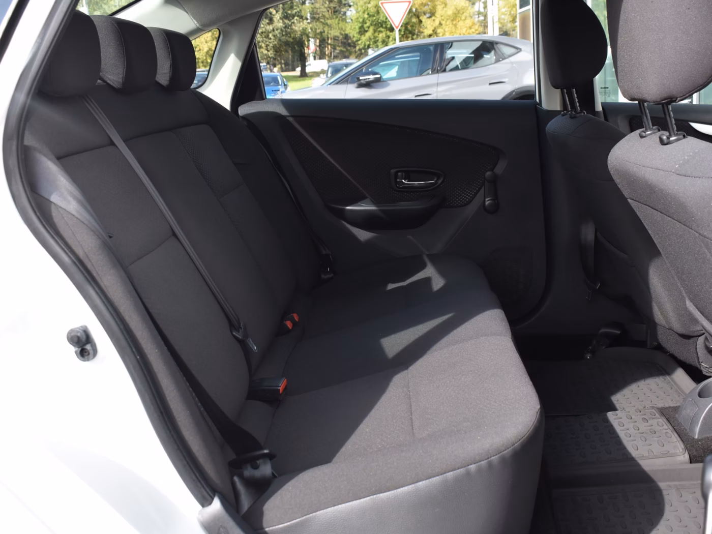 Nissan Almera фото 13