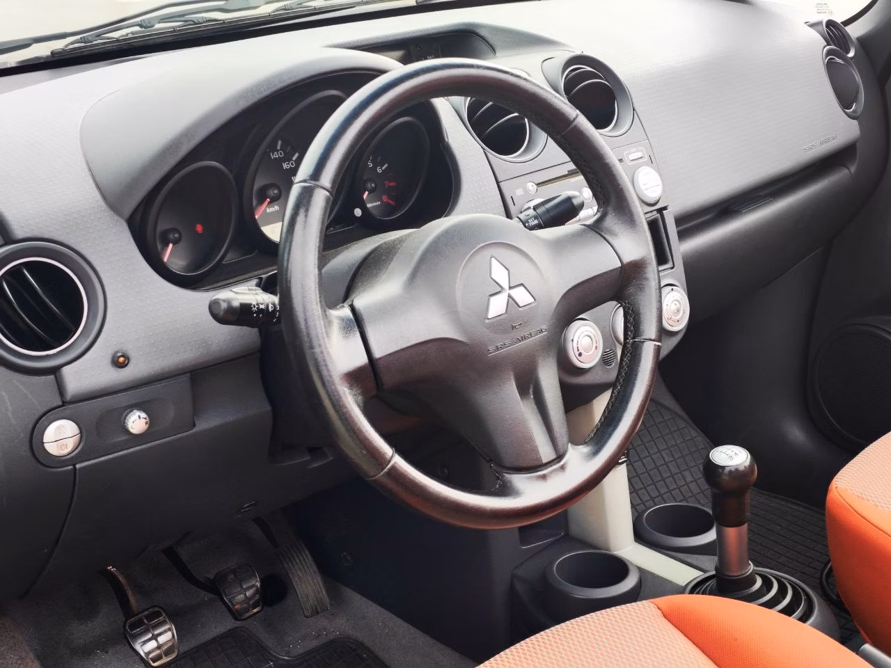 Mitsubishi Colt фото 6