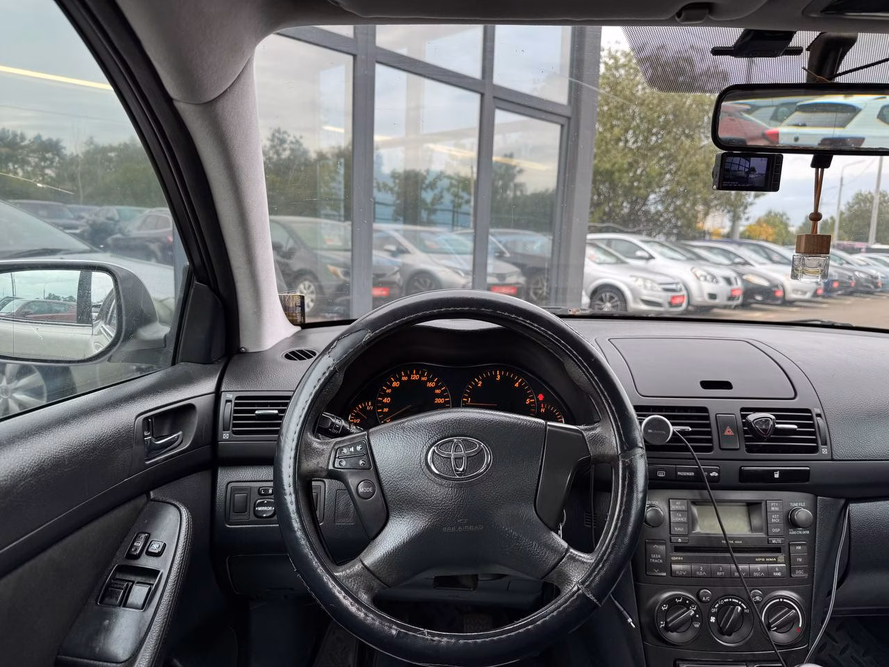 Toyota Avensis фото 10